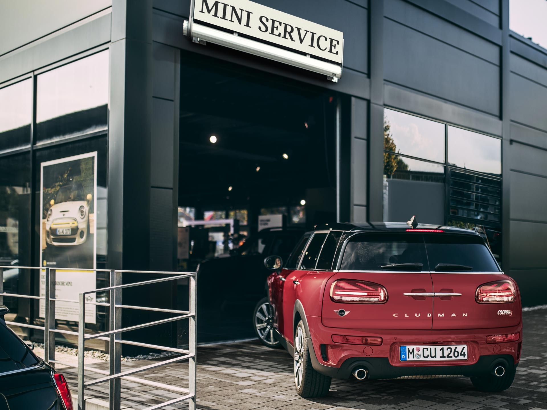 Mini Szerviz – egy Clubman a szerelőcsarnokba hajt Mini Szerviz – egy Clubman a szerelőcsarnokba hajt